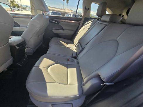 Used 2023 Toyota Highlander Limited image 21