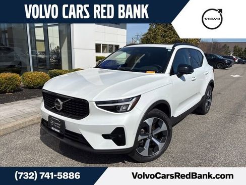 Used 2025 Volvo XC40 B5 Plus AWD/4WD image 1