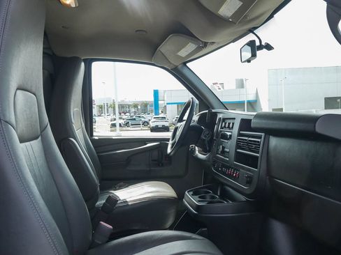 Used 2014 Chevrolet Express 2500 RWD image 12