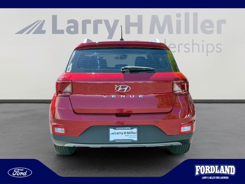 Used 2023 Hyundai Venue Limited FWD image 4