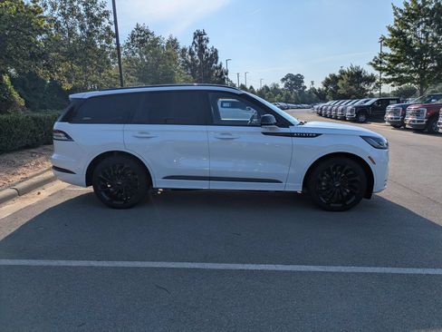 Used 2025 Lincoln Aviator Reserve w/ Equipment Group 201A AWD/4WD image 3