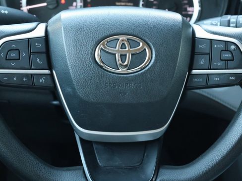 Used 2023 Toyota Highlander L image 17