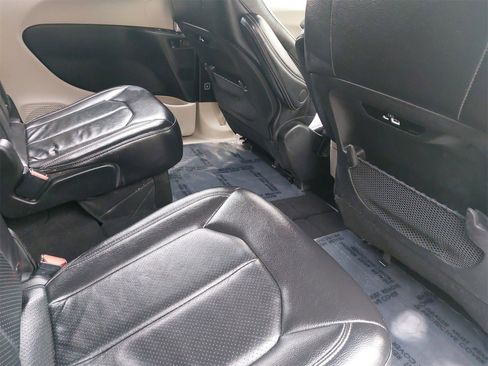 Used 2022 Chrysler Pacifica Touring-L image 11