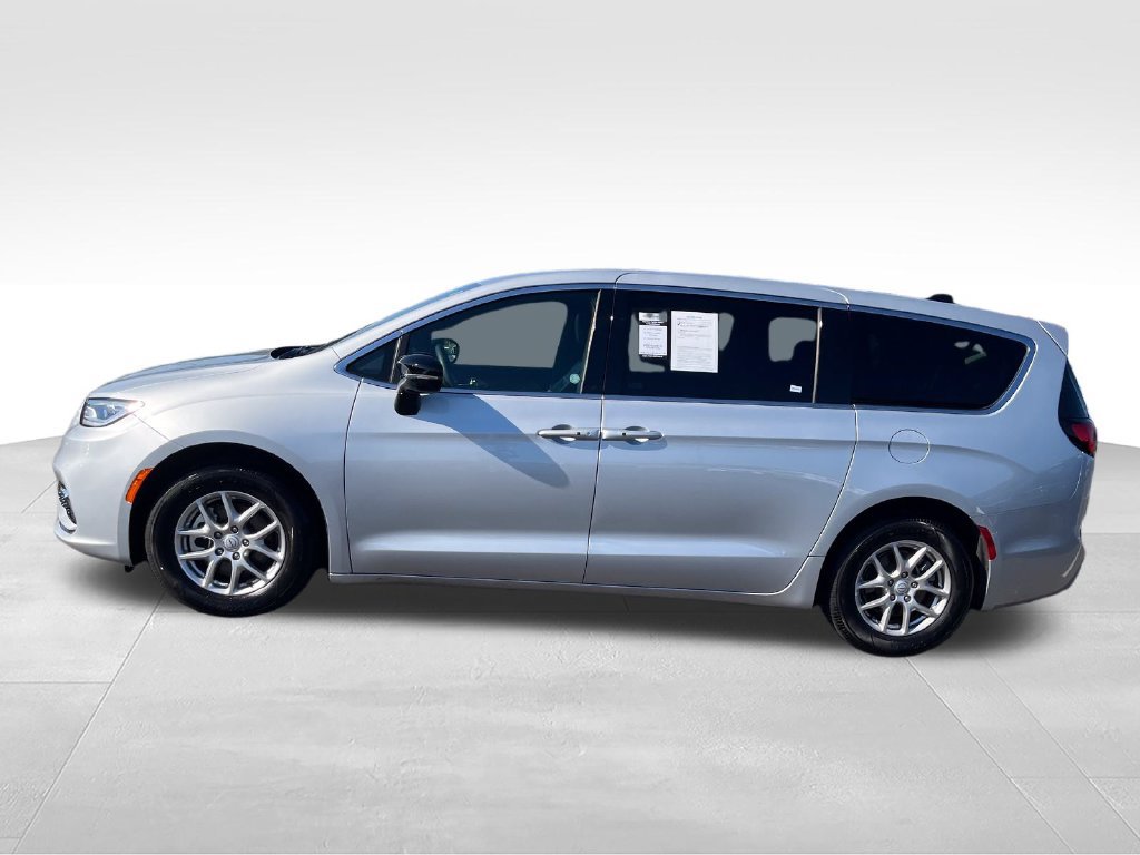 Used 2026 Chrysler Pacifica Select FWD image 2