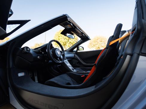 Used 2016 McLaren 675LT Spider image 45