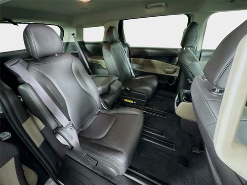 Used 2025 Kia Carnival FWD image 27