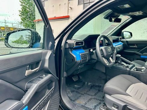 Certified 2025 Toyota Tacoma TRD Off-Road AWD/4WD image 8