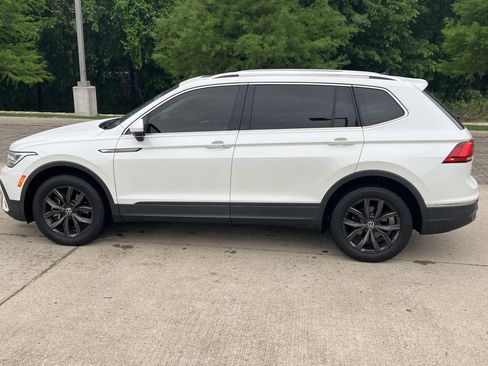 Certified 2023 Volkswagen Tiguan SE w/ Panoramic Sunroof Package FWD image 6