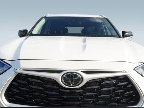 Used 2024 Toyota Highlander LE image 41