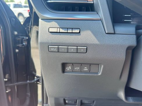 Used 2025 Lexus GX 550 w/ Accessory Package (31) AWD/4WD image 20