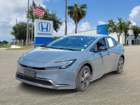 Used 2024 Toyota Prius LE FWD image 4