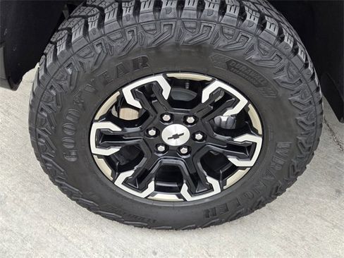 Used 2025 Chevrolet Silverado 1500 ZR2 w/ Technology Package image 9