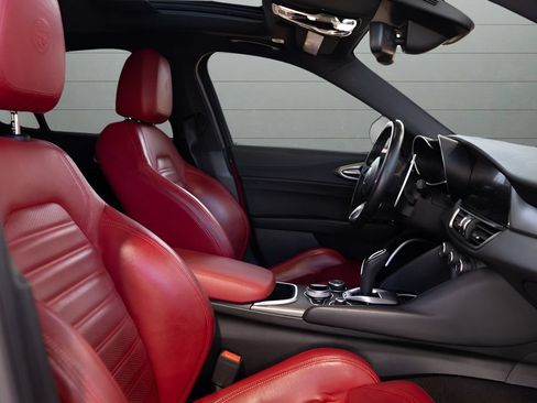 Used 2022 Alfa Romeo Giulia Veloce RWD image 75