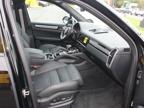 Used 2022 Porsche Cayenne Platinum Edition image 16