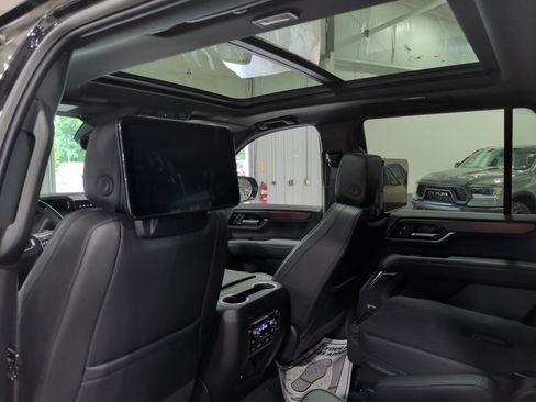 Used 2026 GMC Yukon Denali w/ Advanced Technology Package AWD/4WD image 9