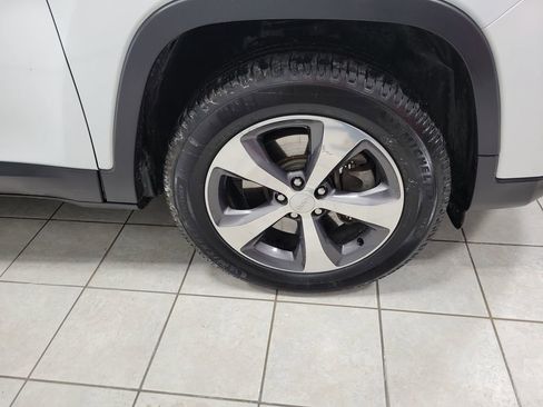 Used 2019 Jeep Cherokee Limited image 50