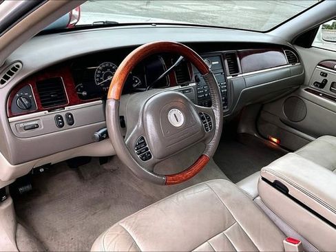 Used 2003 Lincoln Town Car Signature RWD image 13