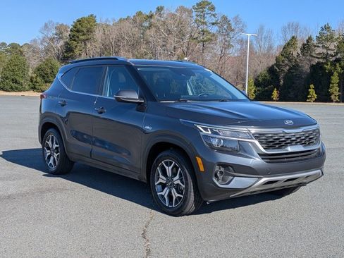 Used 2021 Kia Seltos EX image 2