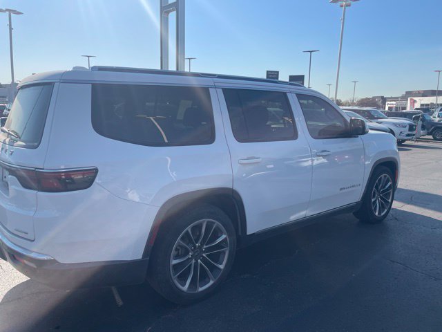 Used 2022 Jeep Wagoneer Series III w/ Premium Group I AWD/4WD image 2