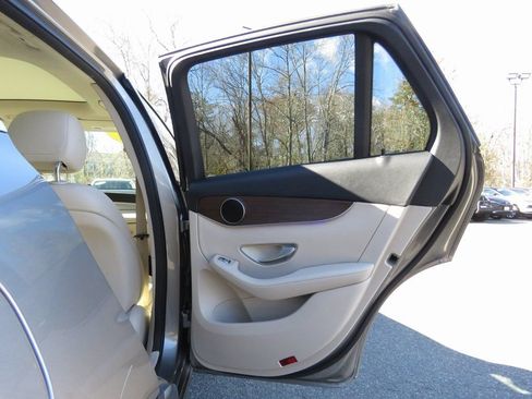 Used 2021 Mercedes-Benz GLC 300 4MATIC image 16