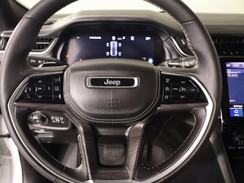 Used 2023 Jeep Grand Cherokee Overland w/ Luxury Tech Group IV AWD/4WD image 3