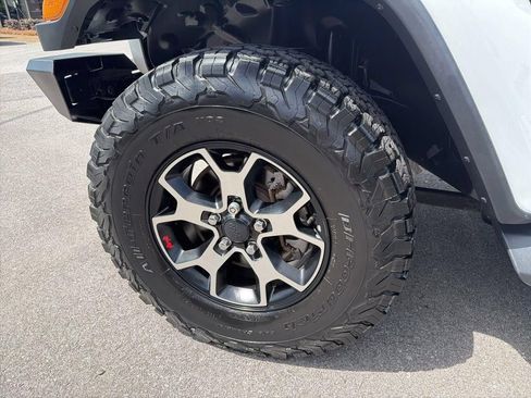 Used 2018 Jeep Wrangler Unlimited Sahara AWD/4WD image 11