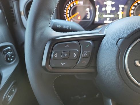 Certified 2025 Jeep Gladiator Sport image 30