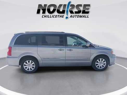 Used 2016 Chrysler Town & Country Touring image 9