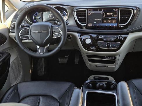 Used 2024 Chrysler Pacifica Select image 33