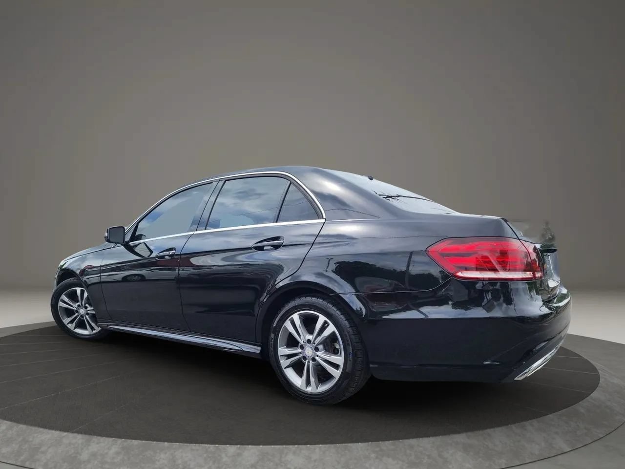 Used 2014 Mercedes-Benz E 350 4MATIC Sedan image 4