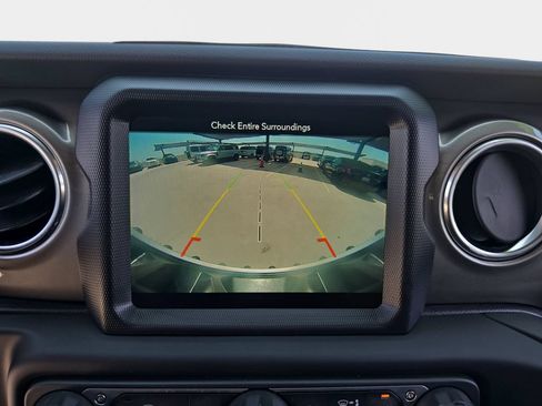 Used 2018 Jeep Wrangler Unlimited Sahara AWD/4WD image 25