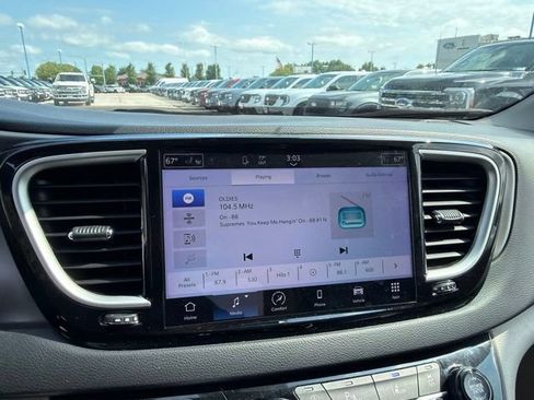 Used 2023 Chrysler Pacifica Touring-L FWD image 24