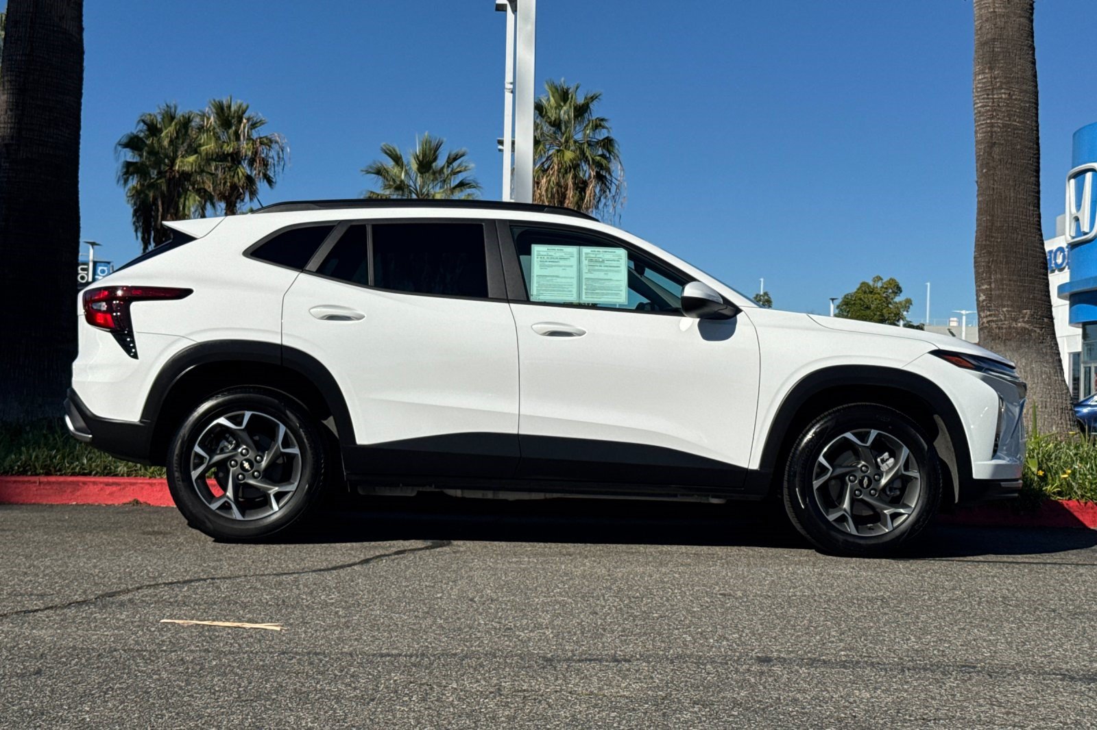 Used 2025 Chevrolet Trax LT FWD image 8