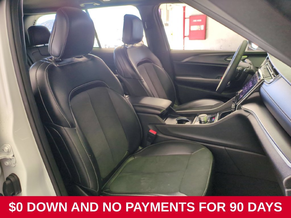 Used 2025 Jeep Grand Cherokee Altitude AWD/4WD image 25