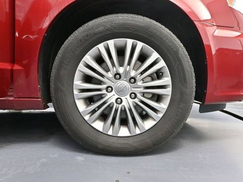 Used 2016 Chrysler Town & Country Touring-L FWD image 16