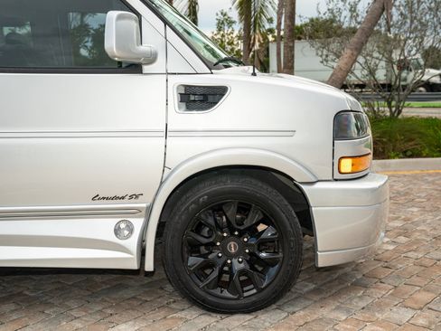 Used 2022 GMC Savana 2500 Extended RWD image 15