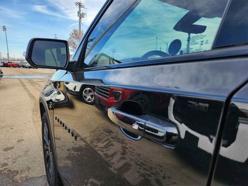 Used 2023 Chevrolet Traverse RS image 42