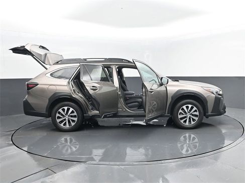 Used 2023 Subaru Outback Premium image 29