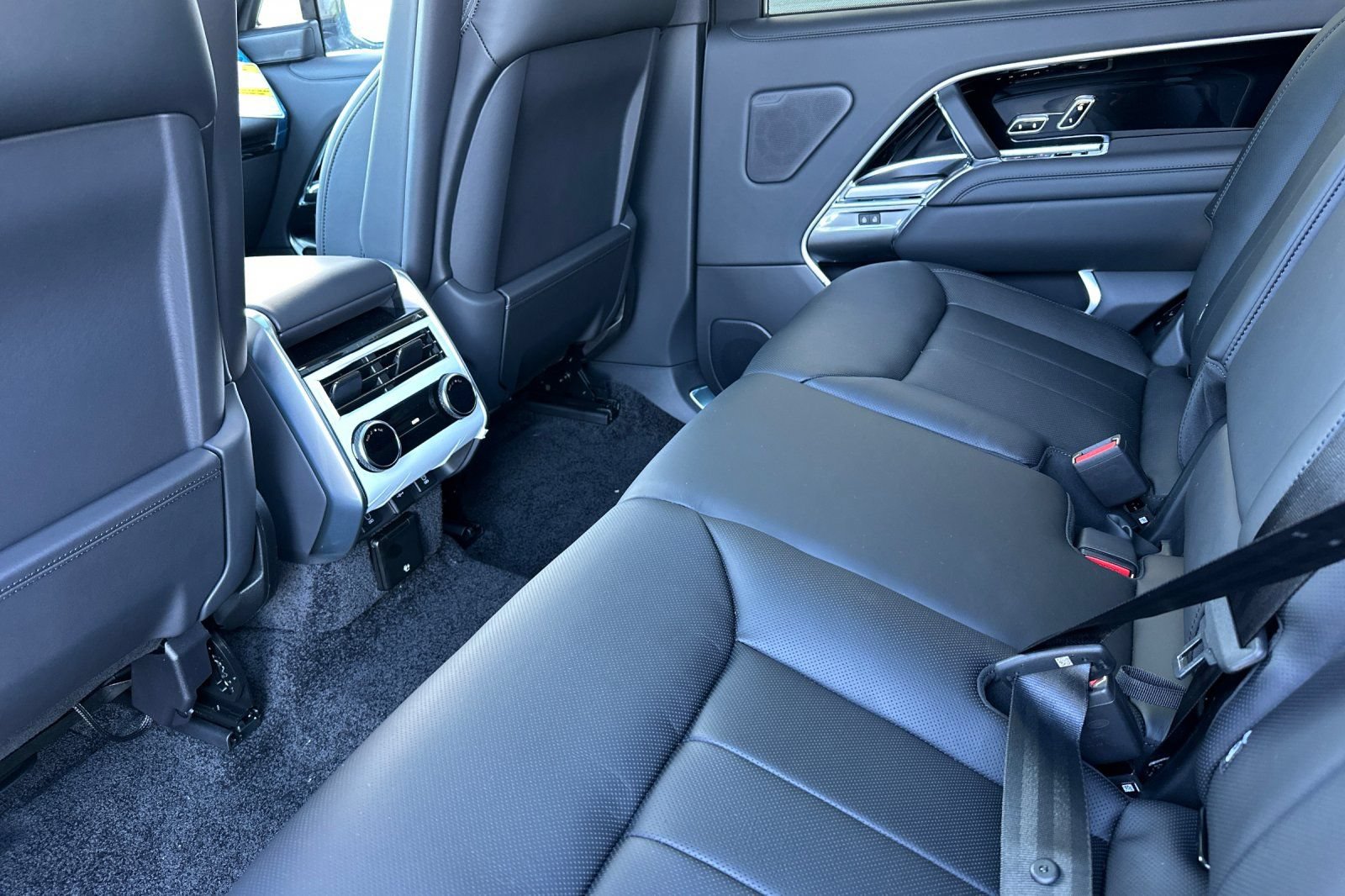 New 2026 Land Rover Range Rover Long Wheelbase SE AWD/4WD image 12