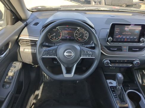 Used 2024 Nissan Altima 2.5 SV image 16