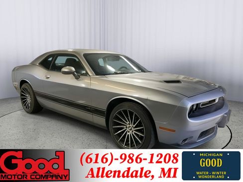 Used 2016 Dodge Challenger SXT image 1