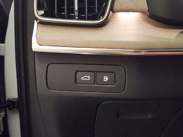 New 2026 Volvo XC90 T8 Plus w/ Protection Package Premier AWD/4WD image 22