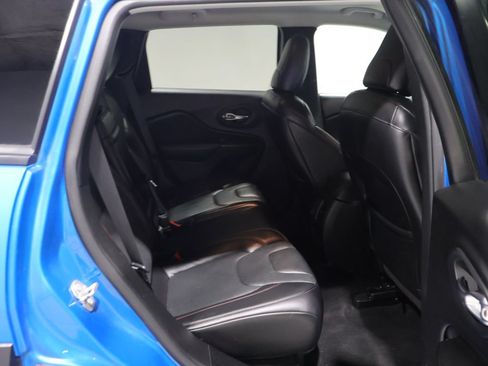 Used 2019 Jeep Cherokee Trailhawk AWD/4WD image 19