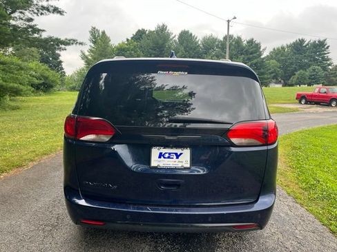 Used 2020 Chrysler Pacifica Touring-L w/ Advanced Safetytec Group FWD image 4