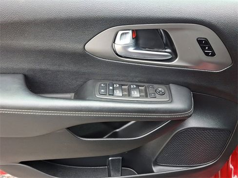 Used 2025 Chrysler Pacifica Select image 14