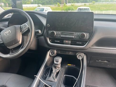 Used 2024 Toyota Grand Highlander AWD image 14