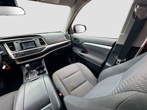 Used 2019 Toyota Highlander LE FWD image 26