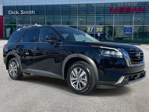 Used 2023 Nissan Pathfinder SL image 1
