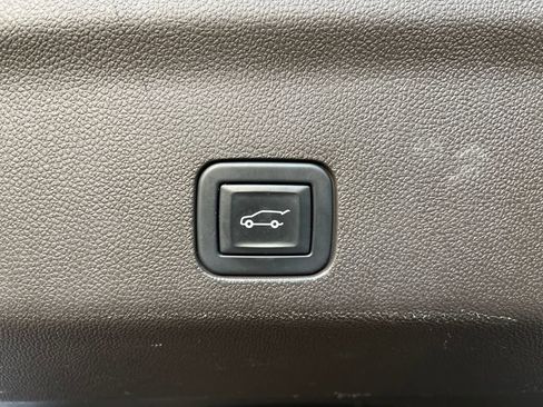 Used 2021 GMC Yukon Denali w/ Denali Premium Package image 21