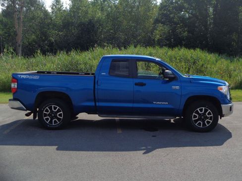 Used 2017 Toyota Tundra SR5 w/ TRD Off Road Package AWD/4WD image 4